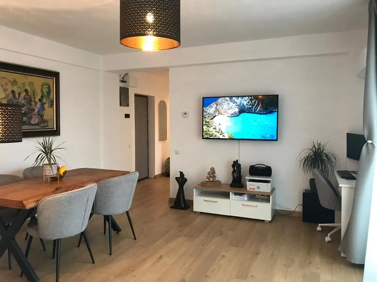The Home - Airport & Therme Friendly Tunari Apartment